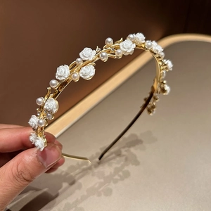 Elegant gold metal headband with white resin roses and pearls for a romantic hair accessory