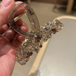 Macro d'une pince à cheveux en cristal rose avec résine de qualité et pierres champagne