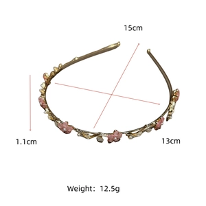 Dimensions détaillées du serre-tête floral doré avec pétales roses et perles blanches