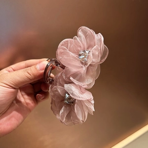 Dettaglio della molletta per capelli con fiori in rete rosa e cristallo luminoso