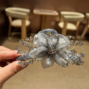 Elegante pinza per capelli con fiori di organza, cristalli e perle da donna