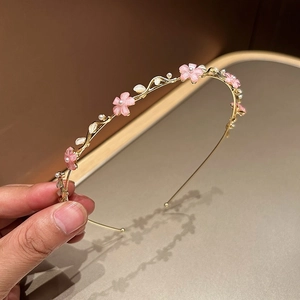 Serre-tête fleur dorée avec pétales roses et perles blanches au design de vigne