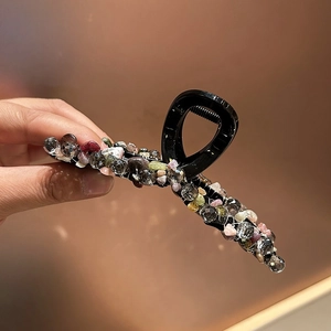 Détail de la pince à cheveux crabe de 13 cm avec cristaux naturels et perles colorées