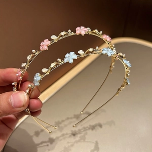 Serre-tête doré élégant avec fleurs en résine et perles dans un design de vigne chic