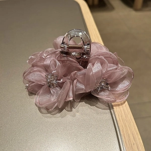 Dettaglio della molletta per capelli con fiori in organza rosa e cristalli scintillanti