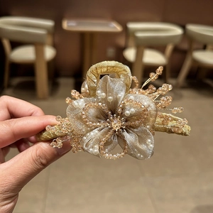 Dettaglio molletta per capelli a fiore in organza con perle di cristallo e perline bianche