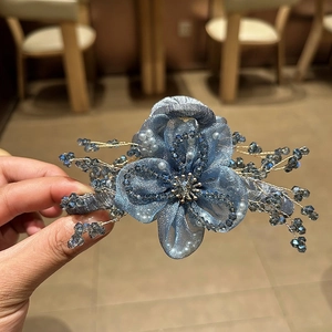 Elegante pinza per capelli con fiori in organza blu e perline di cristallo dorate
