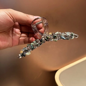 Détail d'une pince à cheveux de 13 cm avec cristaux tressés à la main verts et café
