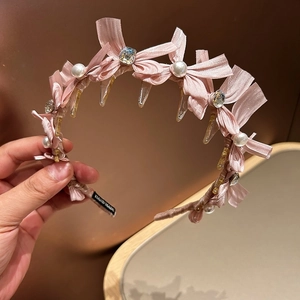 Eleganter rosa Satin-Haarreifen mit Schleife, glänzenden Strasssteinen und Kunstperlen