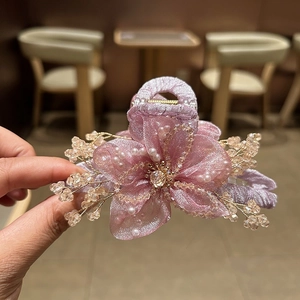 Pinza per capelli con fiore di organza rosa, perle di cristallo e fili d'oro