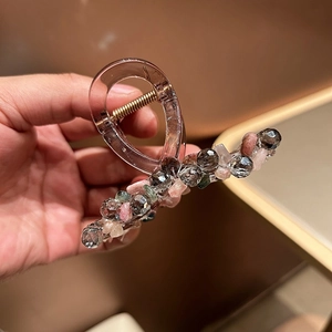 Détails de perles de cristal colorées et pierres sur pince à cheveux en résine ambre