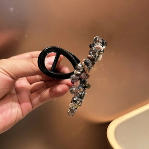 Vue détaillée des perles de cristal faites main sur la pince à cheveux en résine