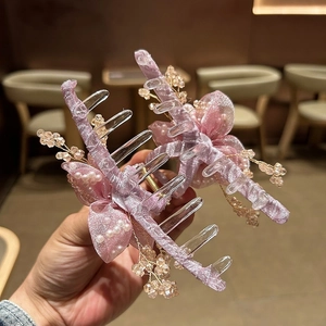 Dettaglio ravvicinato della molletta per capelli a fiore in organza rosa con perle