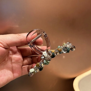 Détail d'une pince à cheveux de 13 cm avec résine champagne et cristaux colorés faits main