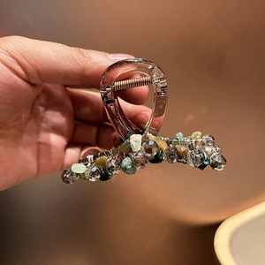 Détail de la pince à cheveux artisanale en cristal avec fil métallique et perles