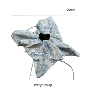 Détail de la pince à cheveux avec broderie florale bleue et marquage de taille 20cm