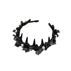Gothic Haarreif in Schwarz mit Schleife, Nieten-Spikes und eleganten weißen Perlen