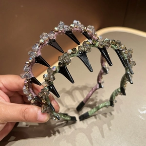 Détail de perles de cristal et dents antidérapantes sur bandeaux rose et vert