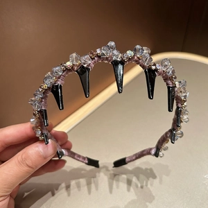 Serre-tête gothique lavande avec cristaux étincelants et pointes noires pour femme