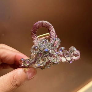 Détail d'une pince à cheveux en velours lavande avec perles de cristal et motifs floraux