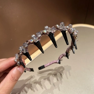 Détail d'un serre-tête en cristal violet clair avec dents antidérapantes et perles