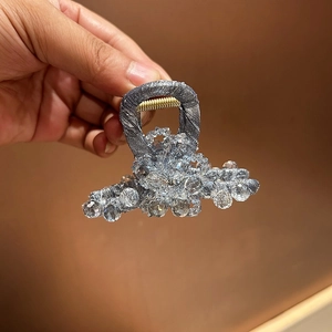 Pince à cheveux élégante en tissu gris argenté avec perles de cristal et cadre en métal