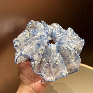 Chouchou bleu à fleurs avec pendentif en cristal pour une coiffure élégante