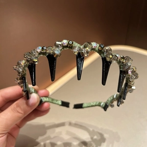 Détail d'un serre-tête vert orné de cristaux avec dents antidérapantes et perles