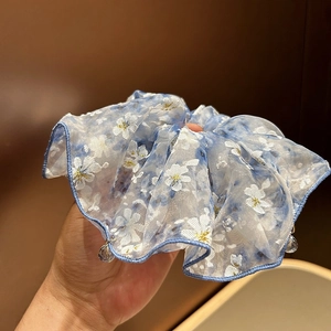 Chouchou bleu en seersucker à fleurs avec pampilles en cristal pour coiffure d'été