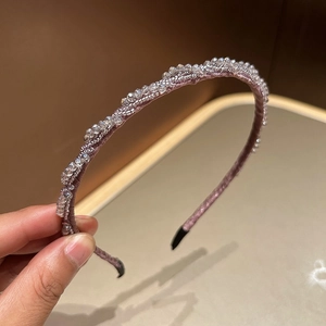 Handgefertigter Haarreif mit Kristallperlen in hellem Lila-Satin für elegantes Styling