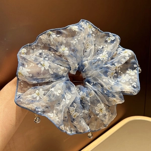 Chouchou en organza bleu à fleurs avec breloques en cristal et anneaux métalliques