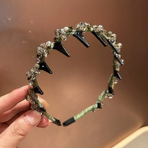 Détail d'un serre-tête orné de cristaux avec des dents de peigne antidérapantes
