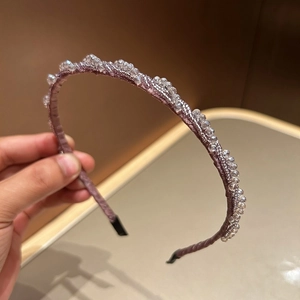 Detail eines rosa Kristall-Haarreifens mit feiner handgefertigter Perlenstickerei