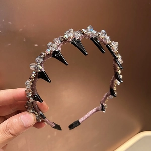 Détail d'un serre-tête en cristal rose avec strass brillants et dents antidérapantes