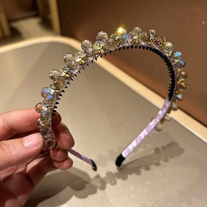 Eleganter Vintage-Haarreif aus lila Seide mit funkelnden facettierten Kristallperlen-Details