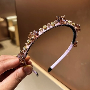 Vue détaillée du serre-tête de luxe avec fleurs en cristal et perles ambrées scintillantes