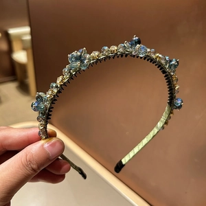Serre-tête élégant en cristal avec perles bleu clair et satin vert, bijou de luxe