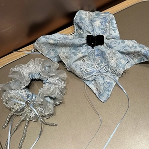 Vue détaillée d'accessoires de cheveux en organza bleu clair avec broderie et perles