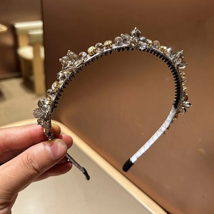 Gros plan d'un serre-tête en cristal de luxe avec cadre argenté et strass scintillants