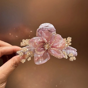 Dettaglio della clip per capelli a fiore in organza fatta a mano con cristalli