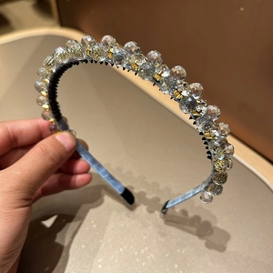 Detail eines Luxus-Perlenstirnbands mit klaren Strasssteinen auf schwarzem Rahmen