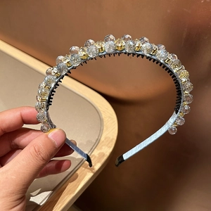 Detailansicht des rutschfesten Innenkamms und der luxuriösen Kristalle auf dem Haarband