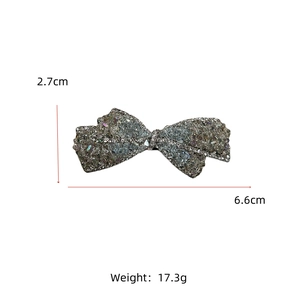 Détails montrant les dimensions 6,6 cm x 2,7 cm et le poids 17,3 g de la barrette nœud strass