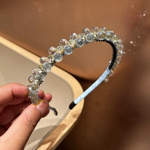 Detailansicht eines Perlenstirnbands mit funkelnden Kristallen und innerem Haarkamm