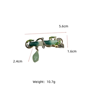 Detailed view of green bamboo hair clip dimensions with pearl tassel and measurements