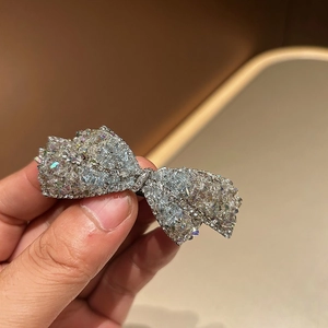 Détail d'une pince à cheveux nœud avec des strass colorés brillants faits à la main
