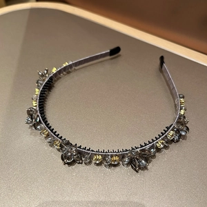 Gros plan détaillé des perles de cristal de luxe et du satin argenté sur le serre-tête