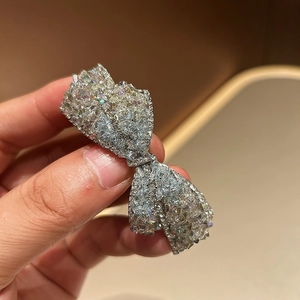 Barrette à cheveux avec nœud en cristal et strass brillants sur monture argentée