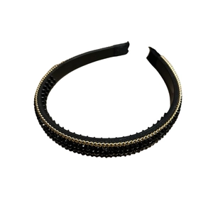 Fashionable black crystal headband with gold chain accent and non-slip inner teeth