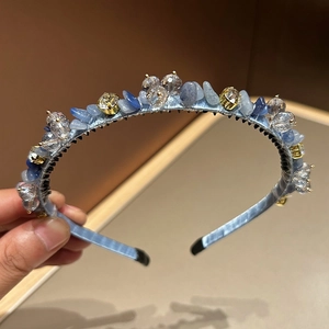Elegante cerchietto di cristalli blu con pietre vintage e dettagli in metallo dorato